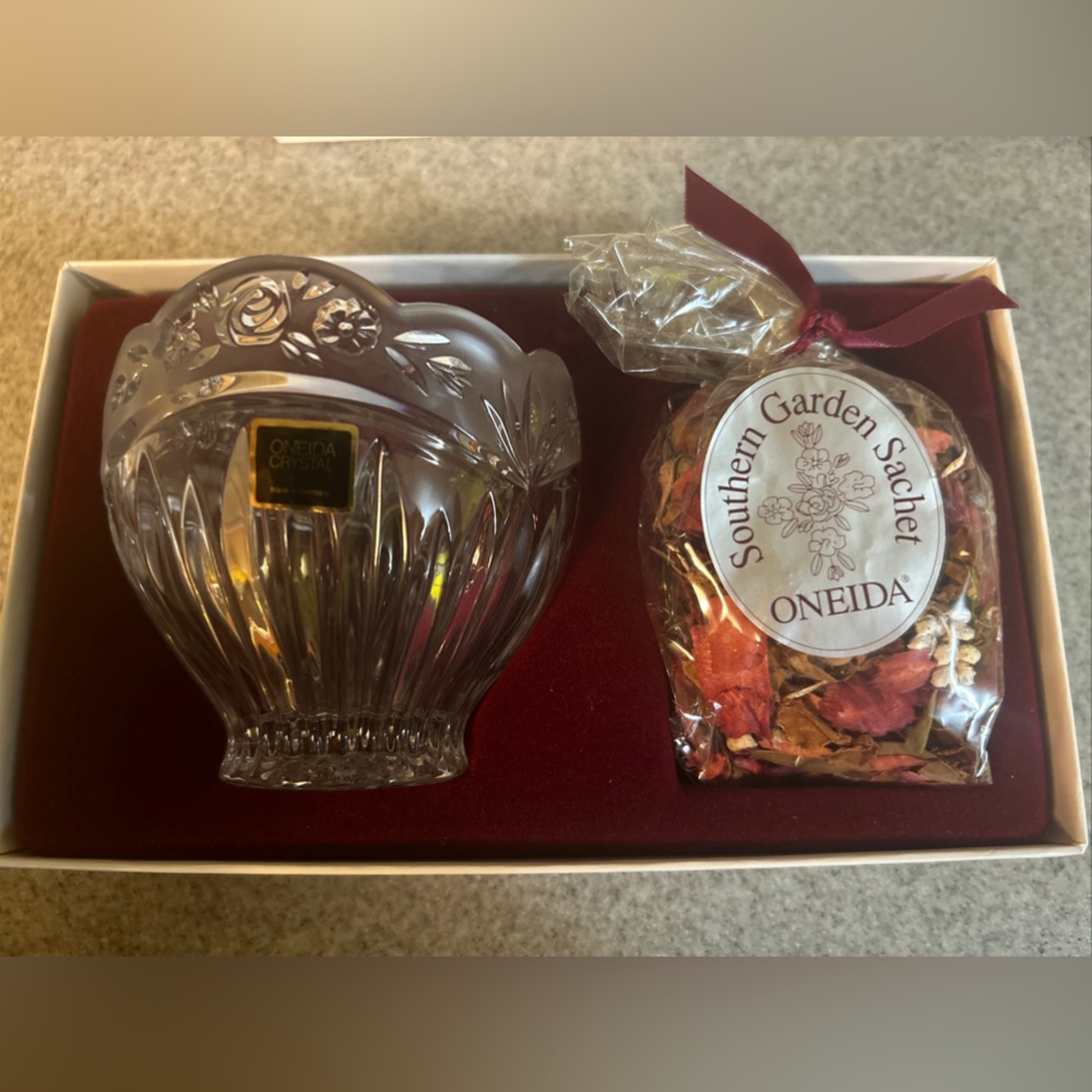 Vintage Oneida Crystal Southern garden sachet and petal bowl. Open Box